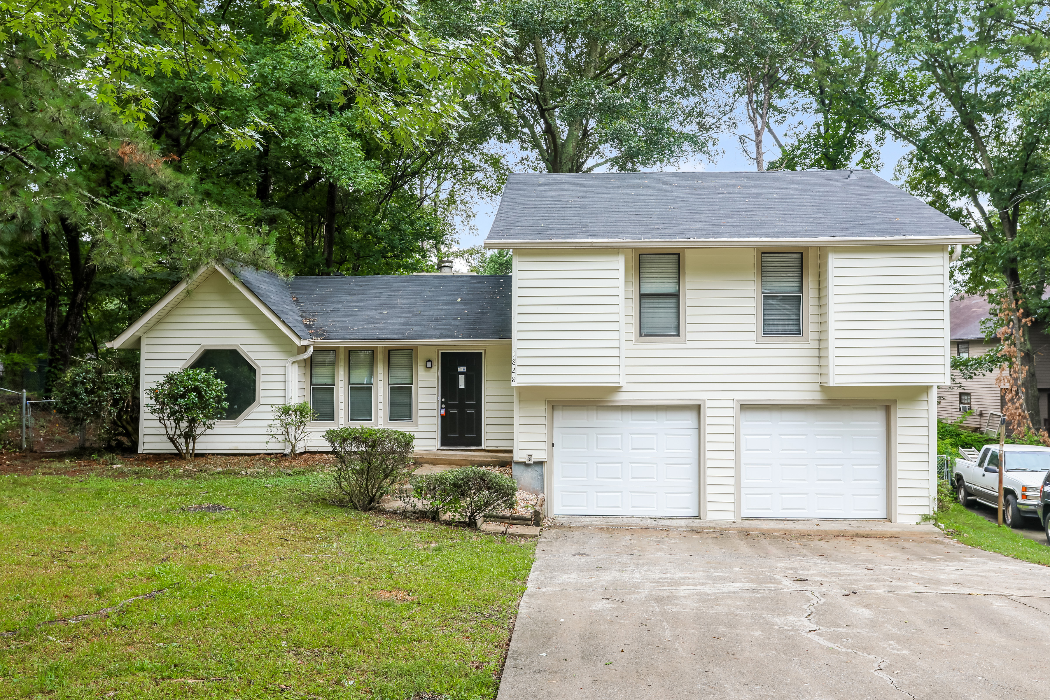 1828 Donna Ct Lawrenceville, GA 30043